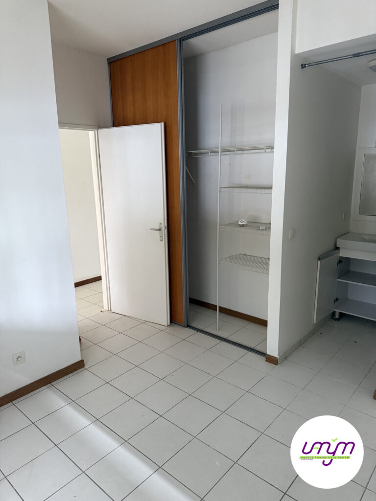 La chambre et son placard à portes coulissantes.