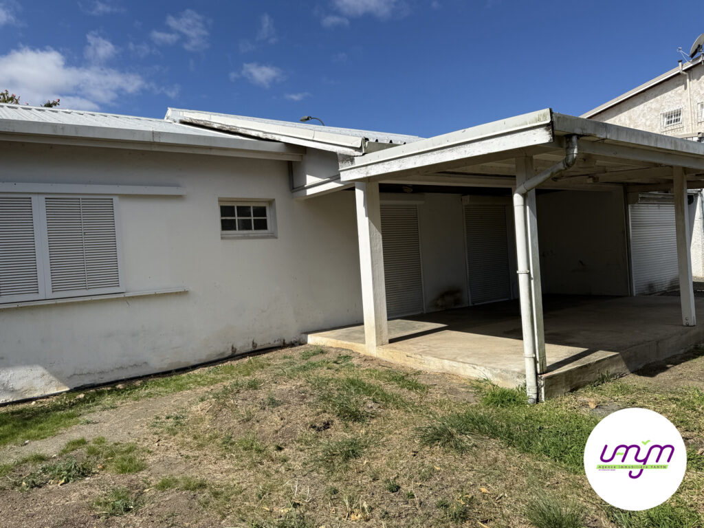 Maison F4 en dur de Koutio vue depuis son terrain de 9 ares 66, à vendre par l’agence Vanym
