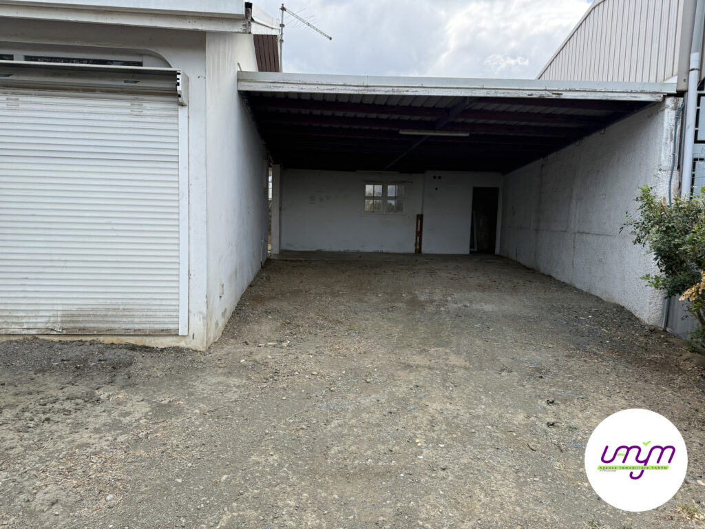 Carport couvert avec rangement fermé de la maison F4 à vendre à Koutio, agence Vanym