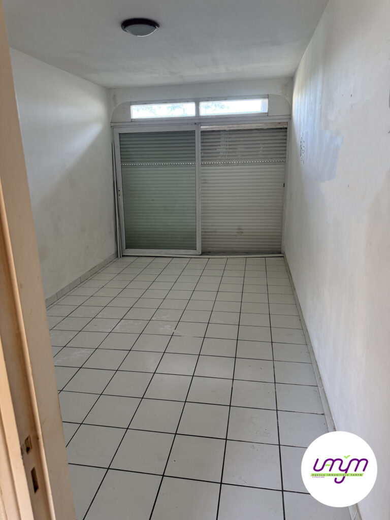 Pièce carrelée avec baie coulissante et volet roulant, maison F4 à vendre à Koutio, agence Vanym