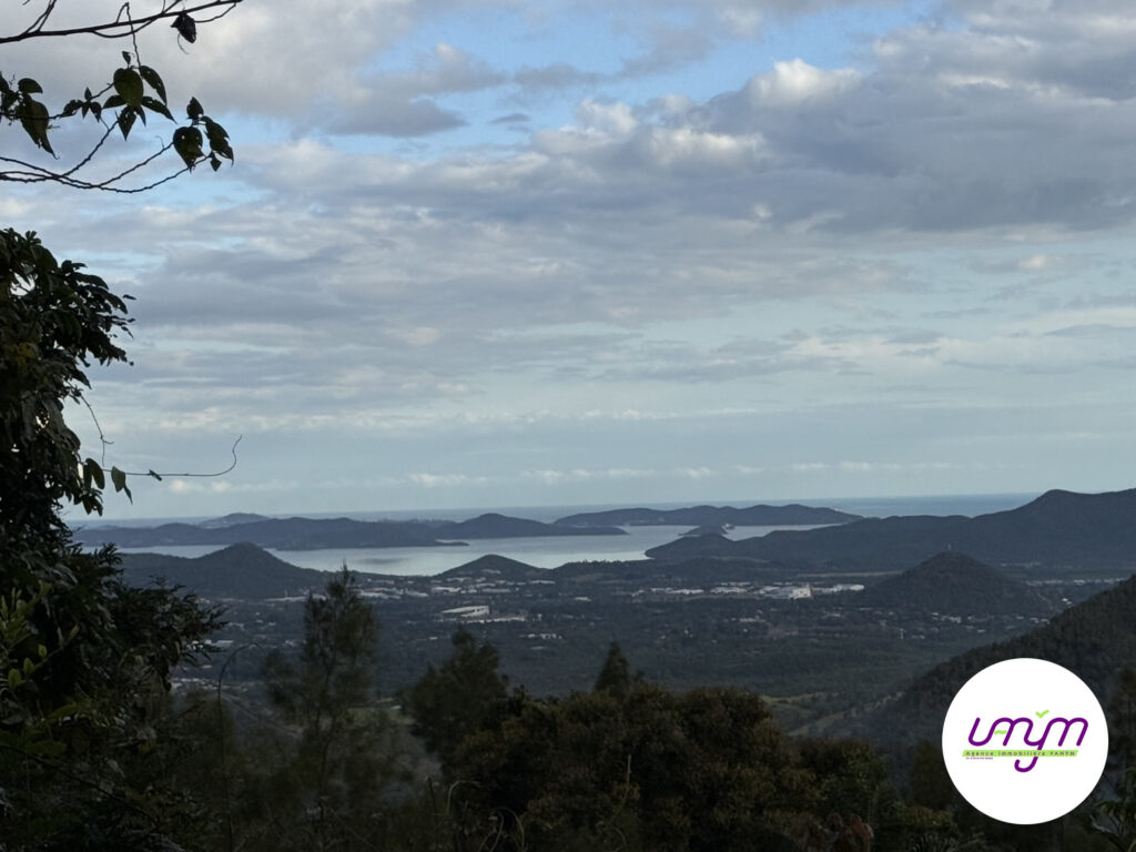 Les montagnes, la plaine et le lagon vus depuis la propriété de 16 hectares de Mont Mou